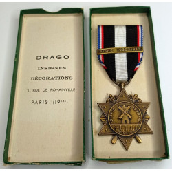 Médaille commémorative du Chemin des Dames + Agraphe " AISNE 1939-1940 " en boîte