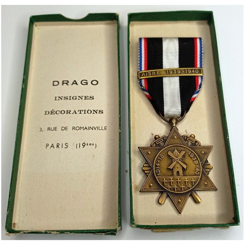 Médaille commémorative du Chemin des Dames + Agraphe " AISNE 1939-1940 " en boîte