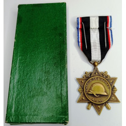 Médaille commémorative du Chemin des Dames + Agraphe " AISNE 1939-1940 " en boîte