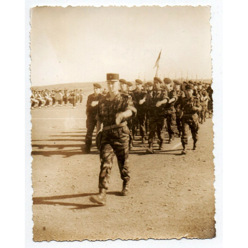 Photographie : Cérémonie / Défilé Unité de Soldats Parachutistes coloniaux en Algérie